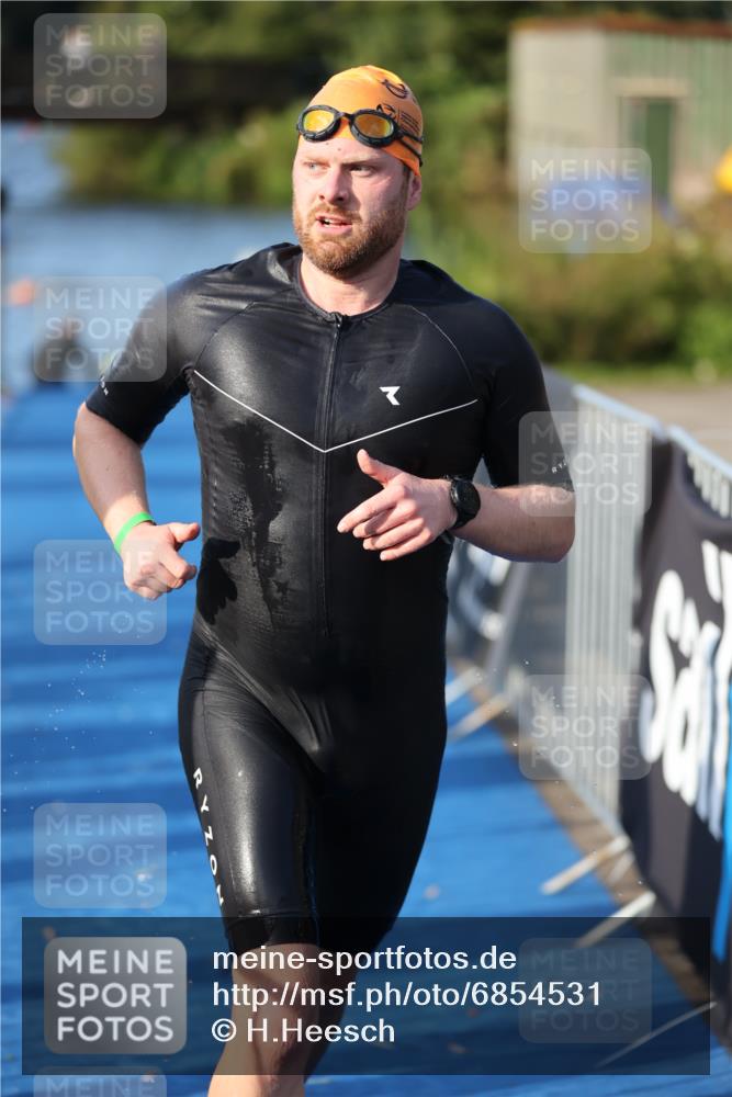 25.08.2024 - Elbe Triathlon Hamburg H.Heesch http://msf.ph/oto/6854531 25.08.2024 09:02:30 Schwimmen 217, 233, 305 meine-sportfotos.de