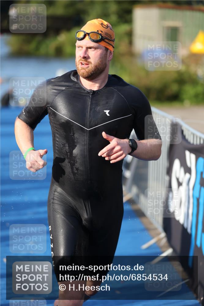 25.08.2024 - Elbe Triathlon Hamburg H.Heesch http://msf.ph/oto/6854534 25.08.2024 09:02:30 Schwimmen 217, 233, 305 meine-sportfotos.de