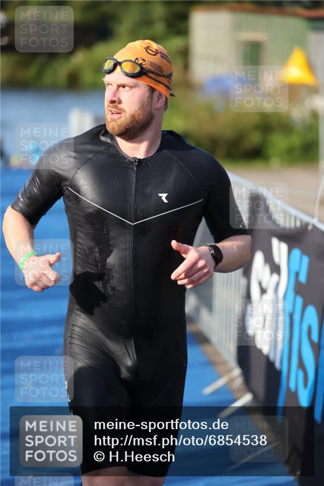 25.08.2024 - Elbe Triathlon Hamburg H.Heesch http://msf.ph/oto/6854538 25.08.2024 09:02:30 Schwimmen 217, 233, 305 meine-sportfotos.de