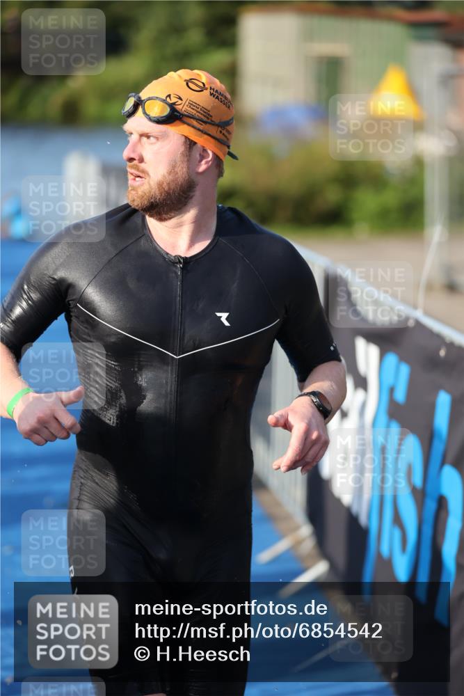 25.08.2024 - Elbe Triathlon Hamburg H.Heesch http://msf.ph/oto/6854542 25.08.2024 09:02:30 Schwimmen 217, 233, 305 meine-sportfotos.de