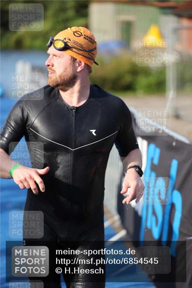 25.08.2024 - Elbe Triathlon Hamburg H.Heesch http://msf.ph/oto/6854545 25.08.2024 09:02:30 Schwimmen 217, 233, 305 meine-sportfotos.de