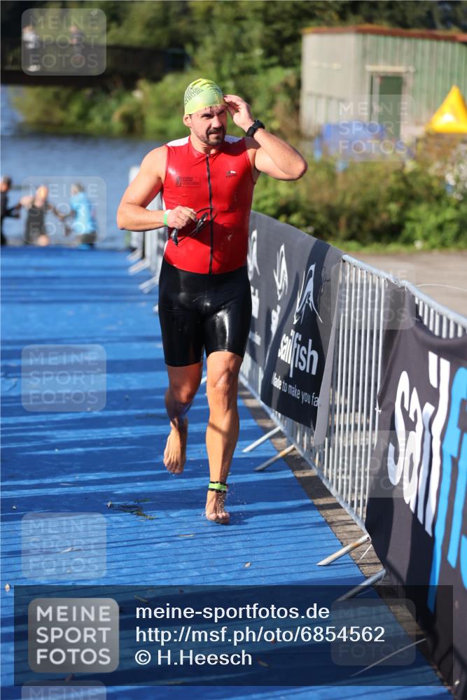 25.08.2024 - Elbe Triathlon Hamburg H.Heesch http://msf.ph/oto/6854562 25.08.2024 09:02:44 Schwimmen 217, 305 meine-sportfotos.de