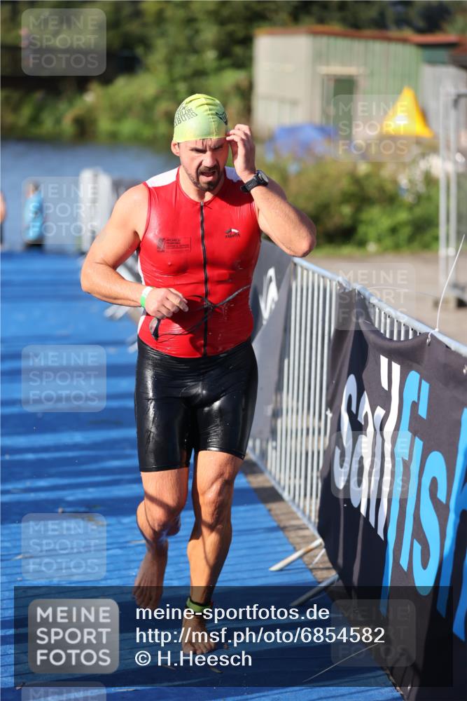 25.08.2024 - Elbe Triathlon Hamburg H.Heesch http://msf.ph/oto/6854582 25.08.2024 09:02:44 Schwimmen 217, 305 meine-sportfotos.de
