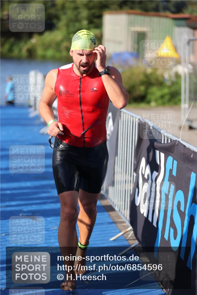 25.08.2024 - Elbe Triathlon Hamburg H.Heesch http://msf.ph/oto/6854596 25.08.2024 09:02:45 Schwimmen 217, 305 meine-sportfotos.de