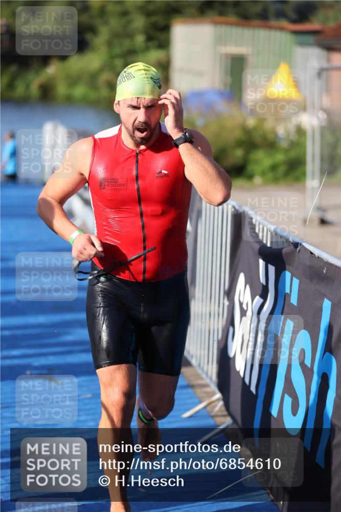 25.08.2024 - Elbe Triathlon Hamburg H.Heesch http://msf.ph/oto/6854610 25.08.2024 09:02:45 Schwimmen 217, 305 meine-sportfotos.de