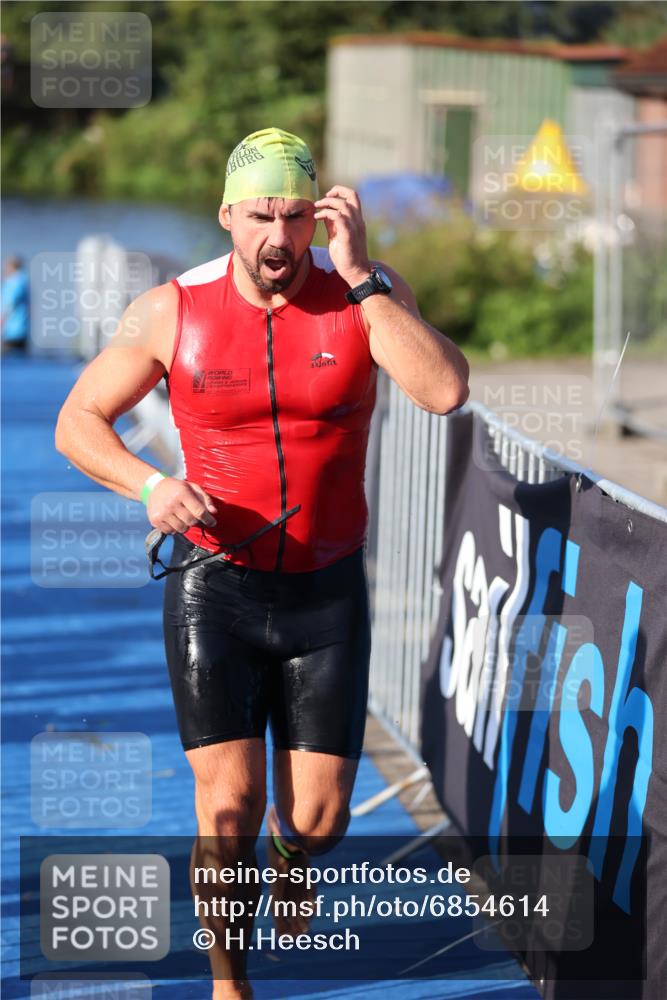 25.08.2024 - Elbe Triathlon Hamburg H.Heesch http://msf.ph/oto/6854614 25.08.2024 09:02:45 Schwimmen 217, 305 meine-sportfotos.de