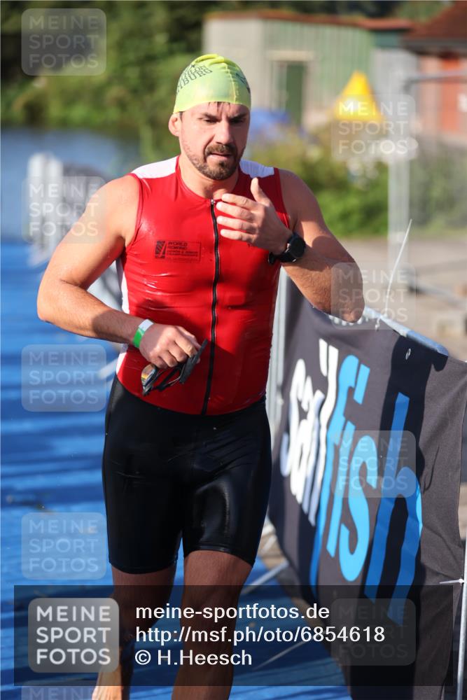 25.08.2024 - Elbe Triathlon Hamburg H.Heesch http://msf.ph/oto/6854618 25.08.2024 09:02:45 Schwimmen 217, 305 meine-sportfotos.de
