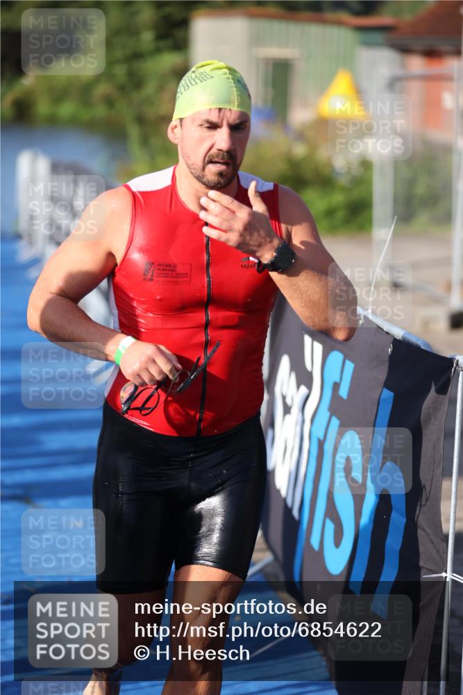 25.08.2024 - Elbe Triathlon Hamburg H.Heesch http://msf.ph/oto/6854622 25.08.2024 09:02:45 Schwimmen 217, 305 meine-sportfotos.de