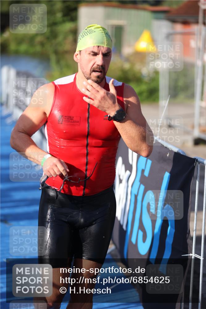 25.08.2024 - Elbe Triathlon Hamburg H.Heesch http://msf.ph/oto/6854625 25.08.2024 09:02:45 Schwimmen 217, 305 meine-sportfotos.de