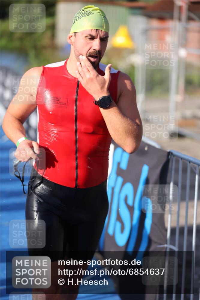25.08.2024 - Elbe Triathlon Hamburg H.Heesch http://msf.ph/oto/6854637 25.08.2024 09:02:45 Schwimmen 217, 305 meine-sportfotos.de