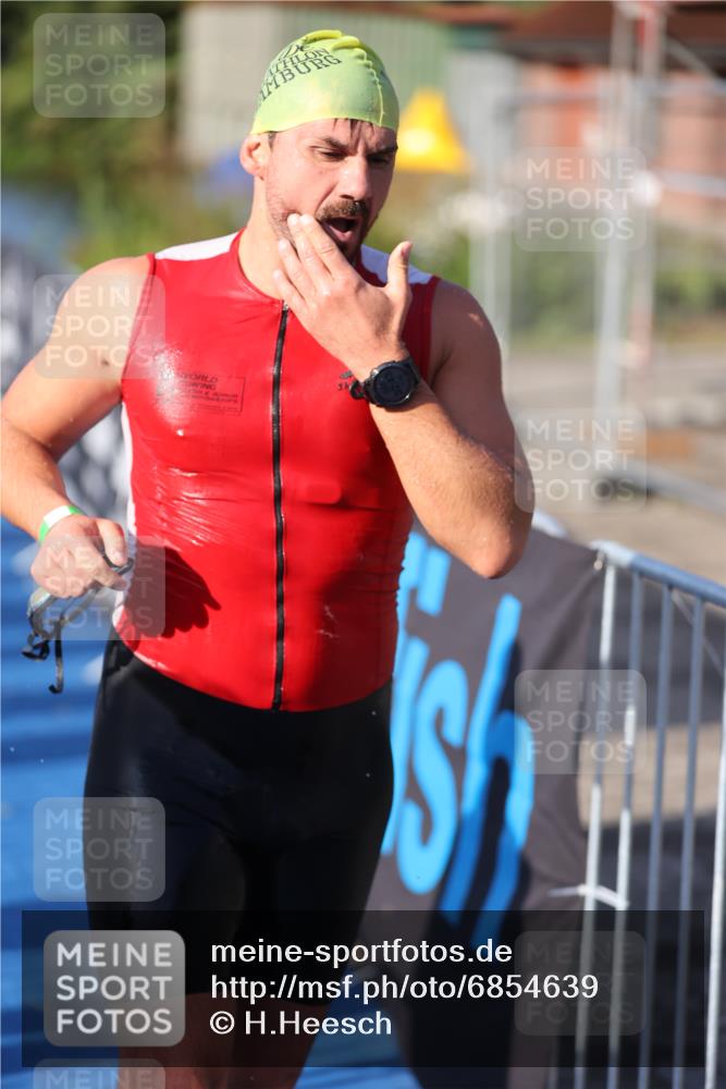 25.08.2024 - Elbe Triathlon Hamburg H.Heesch http://msf.ph/oto/6854639 25.08.2024 09:02:45 Schwimmen 217, 305 meine-sportfotos.de