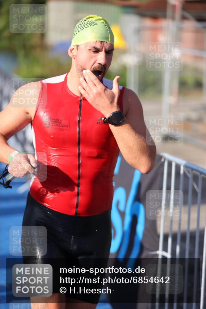 25.08.2024 - Elbe Triathlon Hamburg H.Heesch http://msf.ph/oto/6854642 25.08.2024 09:02:45 Schwimmen 217, 305 meine-sportfotos.de