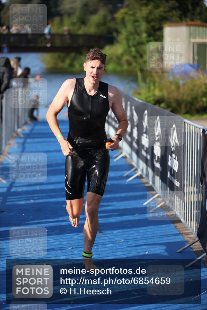 25.08.2024 - Elbe Triathlon Hamburg H.Heesch http://msf.ph/oto/6854659 25.08.2024 09:02:53 Schwimmen 217, 219, 305 meine-sportfotos.de
