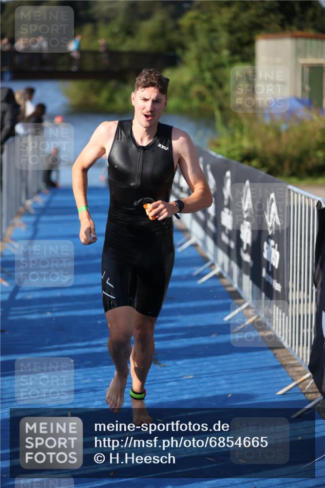 25.08.2024 - Elbe Triathlon Hamburg H.Heesch http://msf.ph/oto/6854665 25.08.2024 09:02:53 Schwimmen 217, 219, 305 meine-sportfotos.de