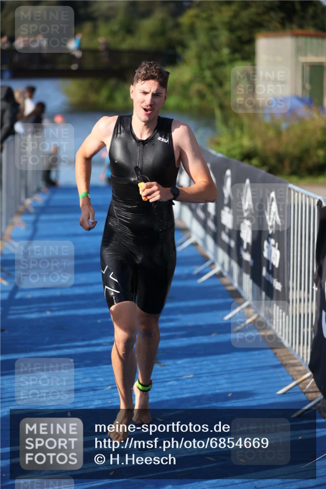 25.08.2024 - Elbe Triathlon Hamburg H.Heesch http://msf.ph/oto/6854669 25.08.2024 09:02:53 Schwimmen 217, 219, 305 meine-sportfotos.de