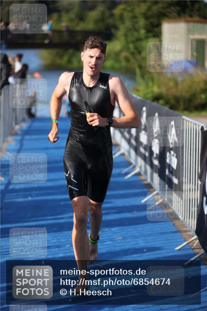 25.08.2024 - Elbe Triathlon Hamburg H.Heesch http://msf.ph/oto/6854674 25.08.2024 09:02:53 Schwimmen 217, 219, 305 meine-sportfotos.de