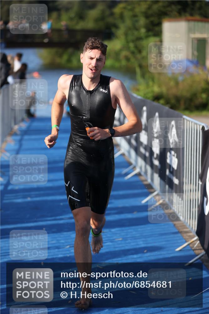 25.08.2024 - Elbe Triathlon Hamburg H.Heesch http://msf.ph/oto/6854681 25.08.2024 09:02:53 Schwimmen 217, 219, 305 meine-sportfotos.de