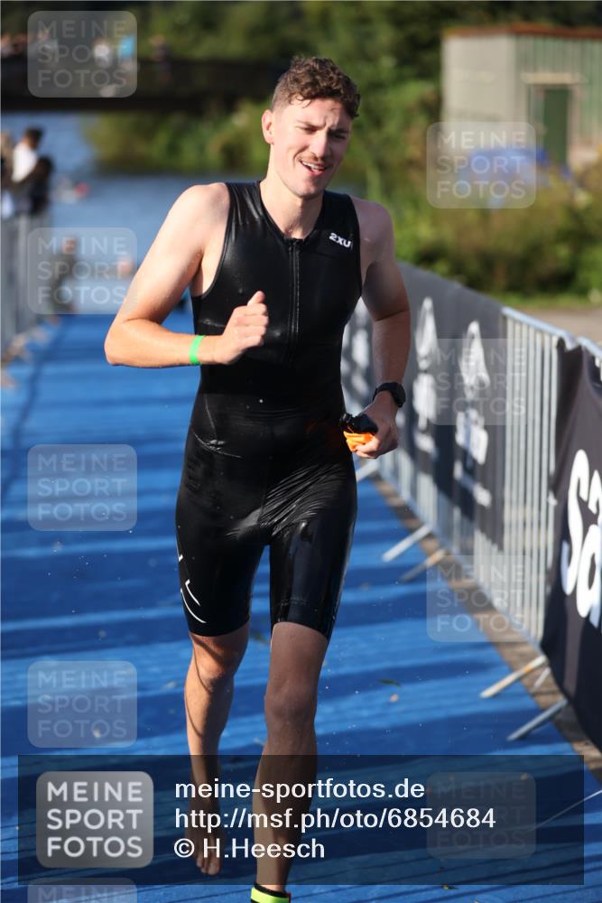 25.08.2024 - Elbe Triathlon Hamburg H.Heesch http://msf.ph/oto/6854684 25.08.2024 09:02:53 Schwimmen 217, 219, 305 meine-sportfotos.de