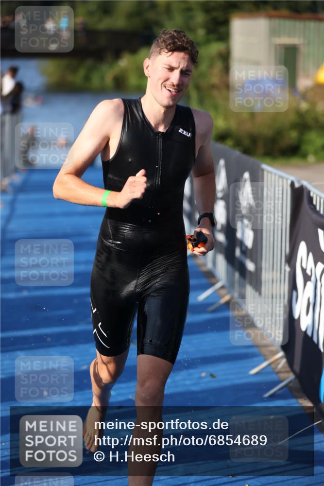 25.08.2024 - Elbe Triathlon Hamburg H.Heesch http://msf.ph/oto/6854689 25.08.2024 09:02:53 Schwimmen 217, 219, 305 meine-sportfotos.de