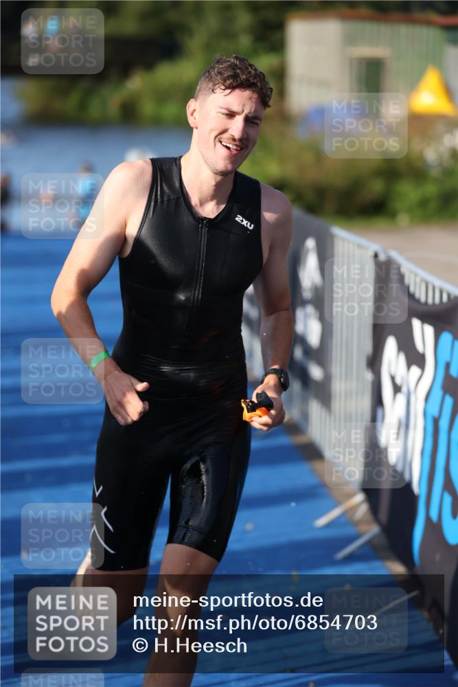 25.08.2024 - Elbe Triathlon Hamburg H.Heesch http://msf.ph/oto/6854703 25.08.2024 09:02:54 Schwimmen 217, 219, 286, 305 meine-sportfotos.de