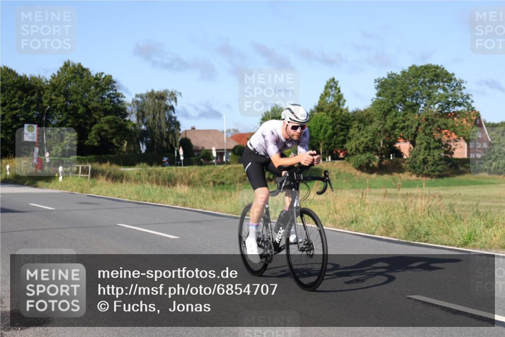 25.08.2024 - Elbe Triathlon Hamburg Fuchs,  Jonas http://msf.ph/oto/6854707 25.08.2024 09:17:45 Radfahren 1851, 289, 323, 265 meine-sportfotos.de