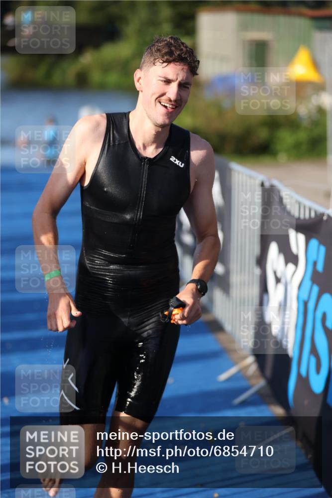 25.08.2024 - Elbe Triathlon Hamburg H.Heesch http://msf.ph/oto/6854710 25.08.2024 09:02:54 Schwimmen 217, 219, 286, 305 meine-sportfotos.de