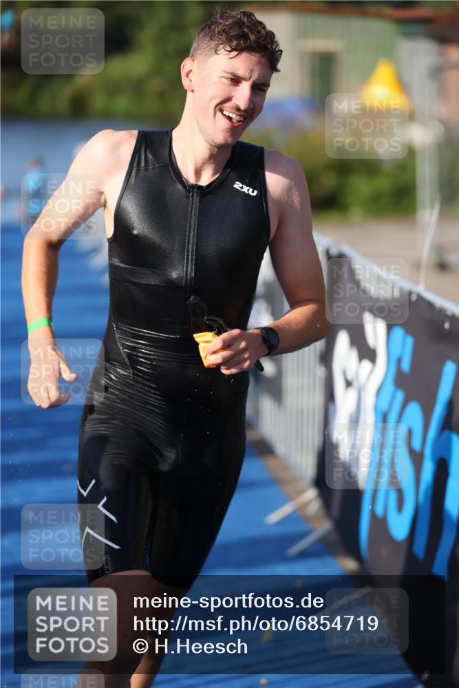 25.08.2024 - Elbe Triathlon Hamburg H.Heesch http://msf.ph/oto/6854719 25.08.2024 09:02:54 Schwimmen 217, 219, 286, 305 meine-sportfotos.de