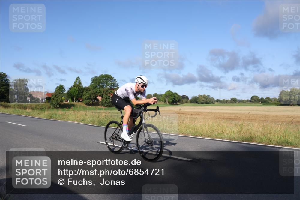 25.08.2024 - Elbe Triathlon Hamburg Fuchs,  Jonas http://msf.ph/oto/6854721 25.08.2024 09:17:46 Radfahren 1851, 289, 323, 265 meine-sportfotos.de