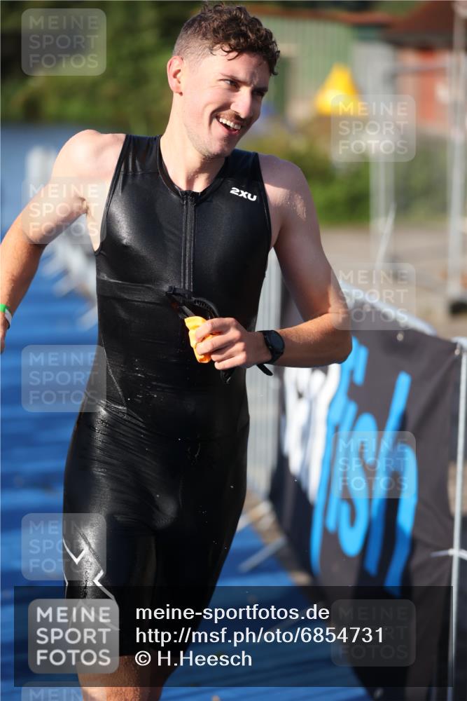 25.08.2024 - Elbe Triathlon Hamburg H.Heesch http://msf.ph/oto/6854731 25.08.2024 09:02:54 Schwimmen 217, 219, 286, 305 meine-sportfotos.de