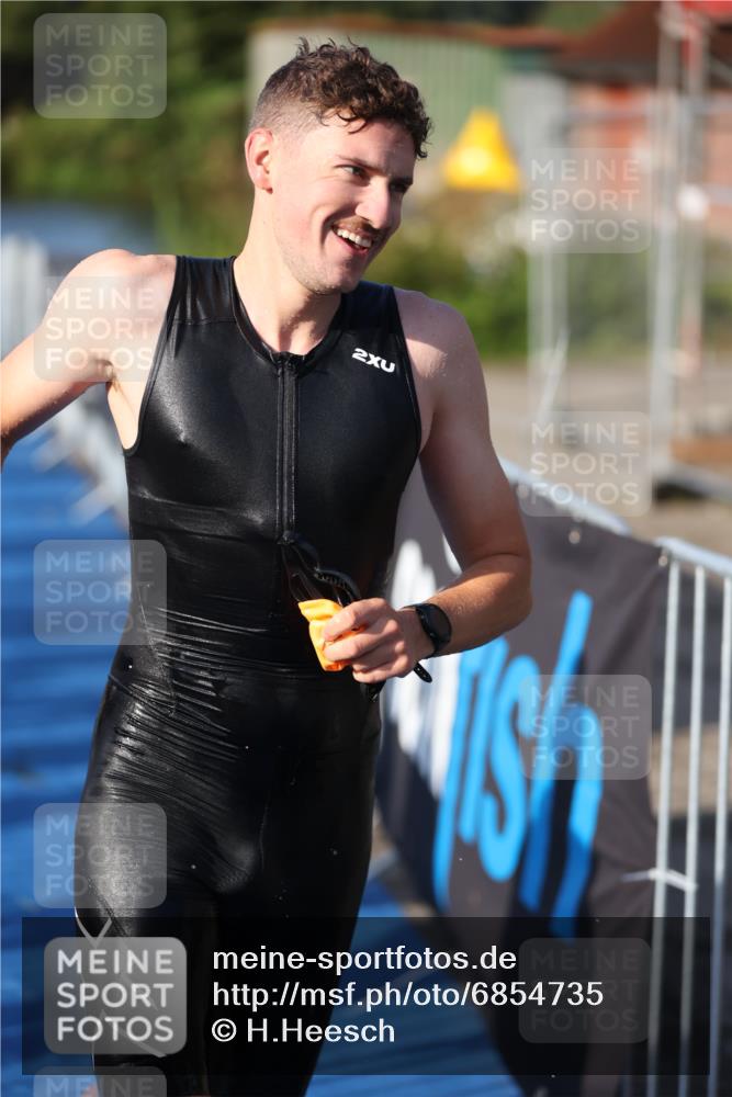 25.08.2024 - Elbe Triathlon Hamburg H.Heesch http://msf.ph/oto/6854735 25.08.2024 09:02:54 Schwimmen 217, 219, 286, 305 meine-sportfotos.de