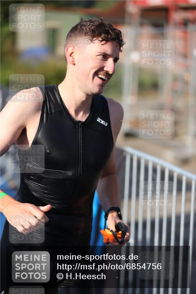 25.08.2024 - Elbe Triathlon Hamburg H.Heesch http://msf.ph/oto/6854756 25.08.2024 09:02:54 Schwimmen 217, 219, 286, 305 meine-sportfotos.de
