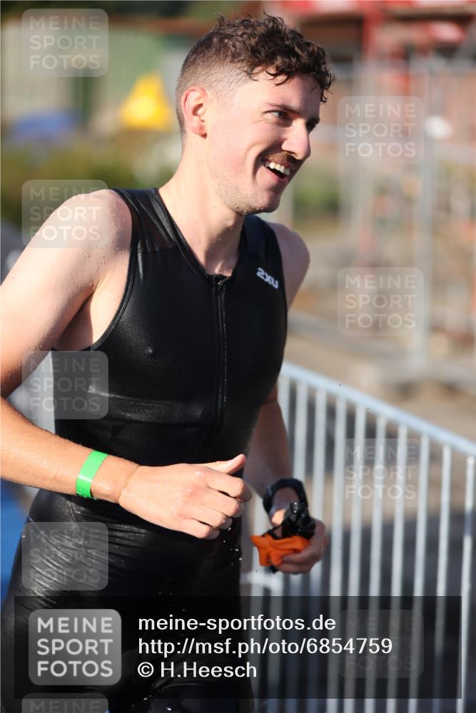 25.08.2024 - Elbe Triathlon Hamburg H.Heesch http://msf.ph/oto/6854759 25.08.2024 09:02:54 Schwimmen 217, 219, 286, 305 meine-sportfotos.de
