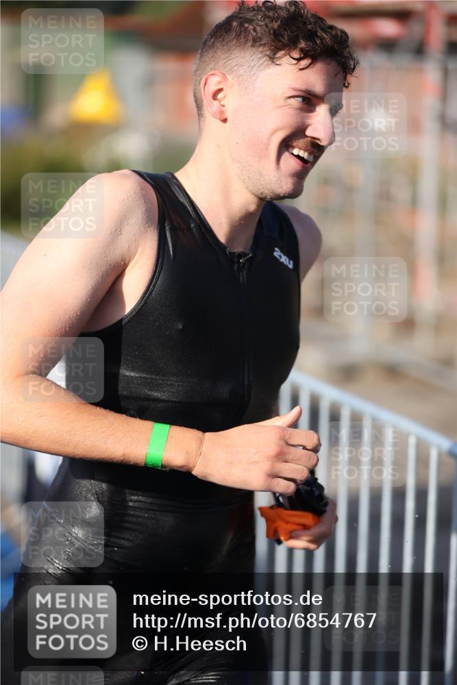 25.08.2024 - Elbe Triathlon Hamburg H.Heesch http://msf.ph/oto/6854767 25.08.2024 09:02:54 Schwimmen 217, 219, 286, 305 meine-sportfotos.de