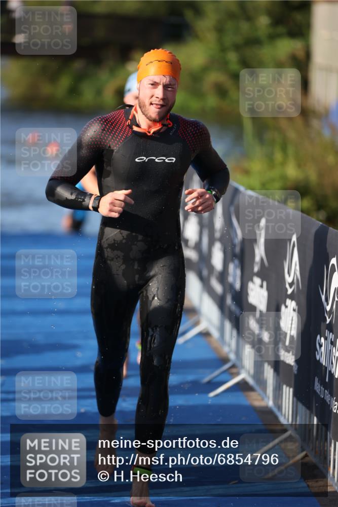 25.08.2024 - Elbe Triathlon Hamburg H.Heesch http://msf.ph/oto/6854796 25.08.2024 09:03:11 Schwimmen 219, 250, 286 meine-sportfotos.de