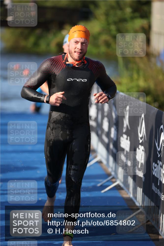 25.08.2024 - Elbe Triathlon Hamburg H.Heesch http://msf.ph/oto/6854802 25.08.2024 09:03:11 Schwimmen 219, 250, 286 meine-sportfotos.de