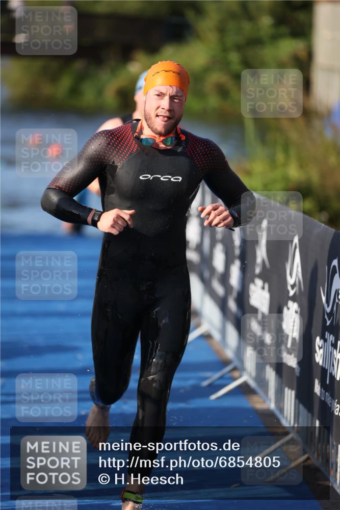 25.08.2024 - Elbe Triathlon Hamburg H.Heesch http://msf.ph/oto/6854805 25.08.2024 09:03:11 Schwimmen 219, 250, 286 meine-sportfotos.de