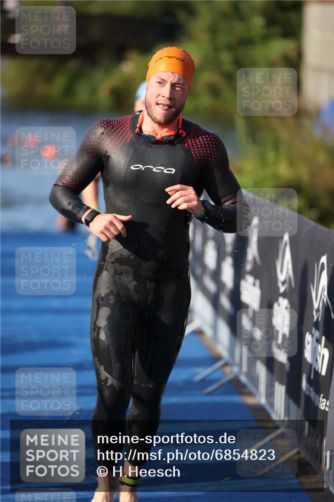 25.08.2024 - Elbe Triathlon Hamburg H.Heesch http://msf.ph/oto/6854823 25.08.2024 09:03:11 Schwimmen 219, 250, 286 meine-sportfotos.de