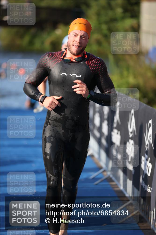 25.08.2024 - Elbe Triathlon Hamburg H.Heesch http://msf.ph/oto/6854834 25.08.2024 09:03:11 Schwimmen 219, 250, 286 meine-sportfotos.de