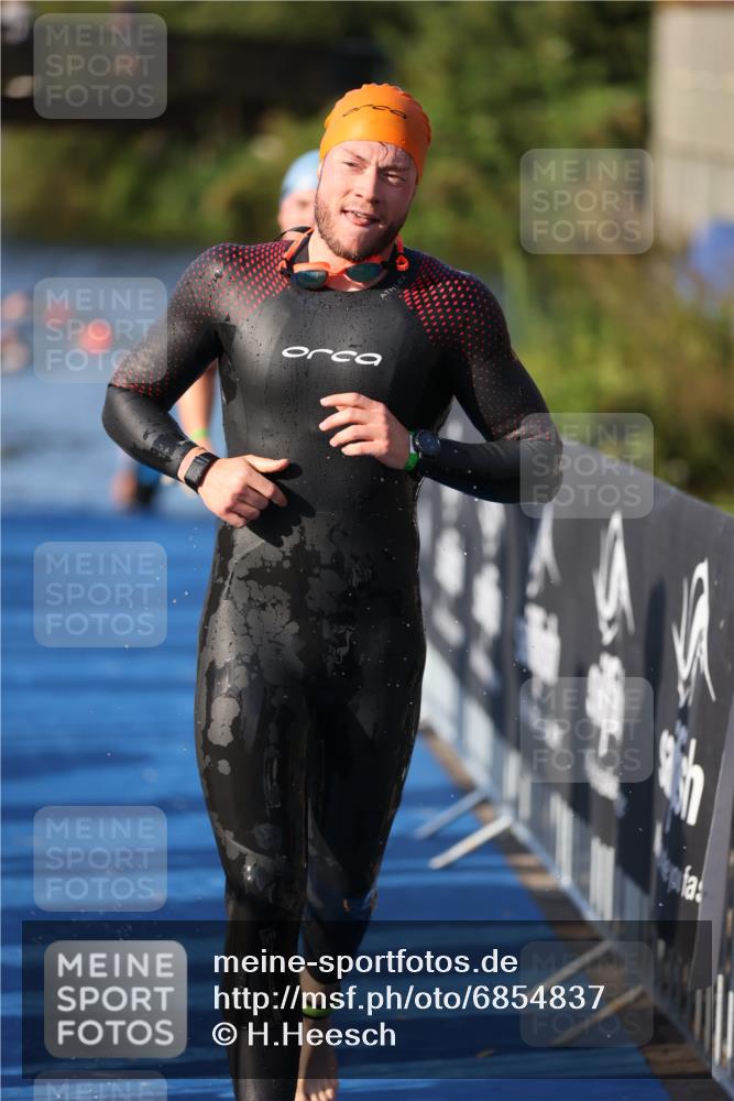 25.08.2024 - Elbe Triathlon Hamburg H.Heesch http://msf.ph/oto/6854837 25.08.2024 09:03:11 Schwimmen 219, 250, 286 meine-sportfotos.de