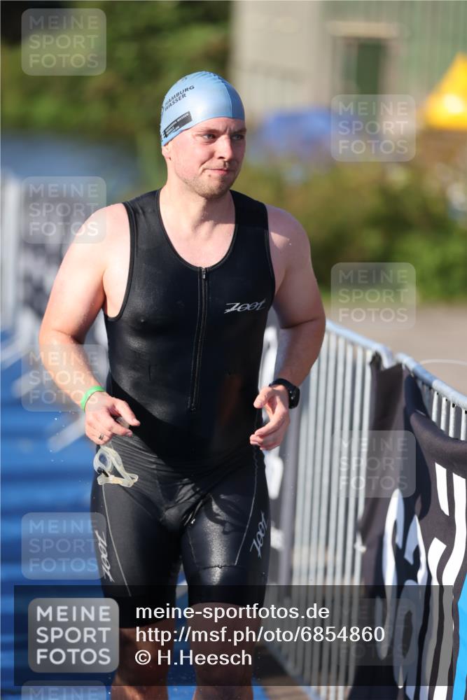 25.08.2024 - Elbe Triathlon Hamburg H.Heesch http://msf.ph/oto/6854860 25.08.2024 09:03:13 Schwimmen 219, 250, 286 meine-sportfotos.de