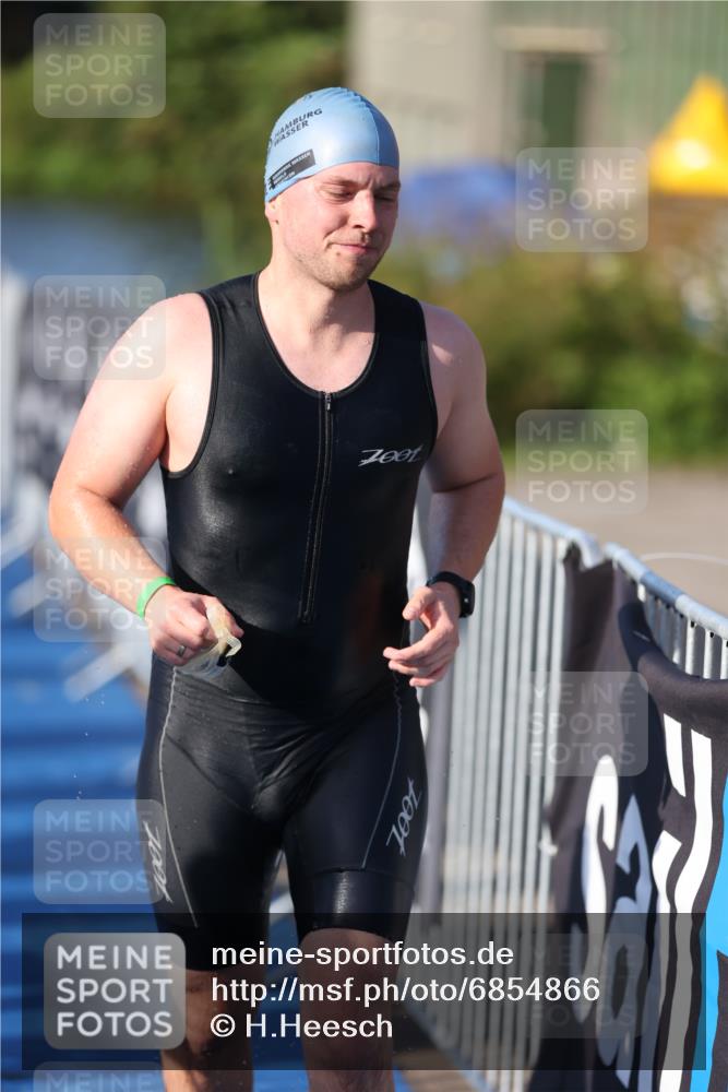25.08.2024 - Elbe Triathlon Hamburg H.Heesch http://msf.ph/oto/6854866 25.08.2024 09:03:13 Schwimmen 219, 250, 286 meine-sportfotos.de