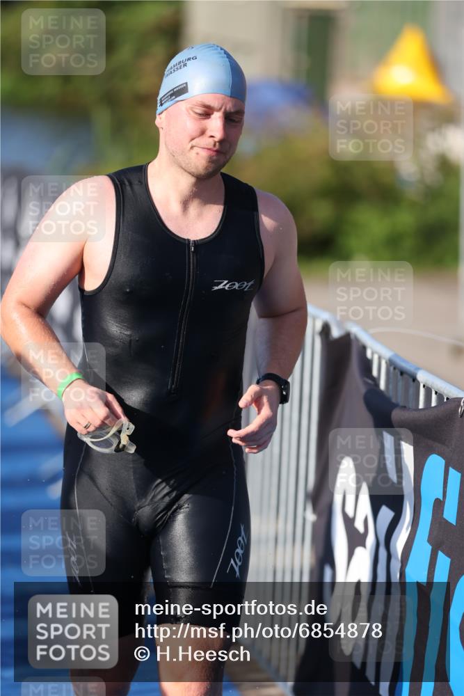 25.08.2024 - Elbe Triathlon Hamburg H.Heesch http://msf.ph/oto/6854878 25.08.2024 09:03:13 Schwimmen 219, 250, 286 meine-sportfotos.de
