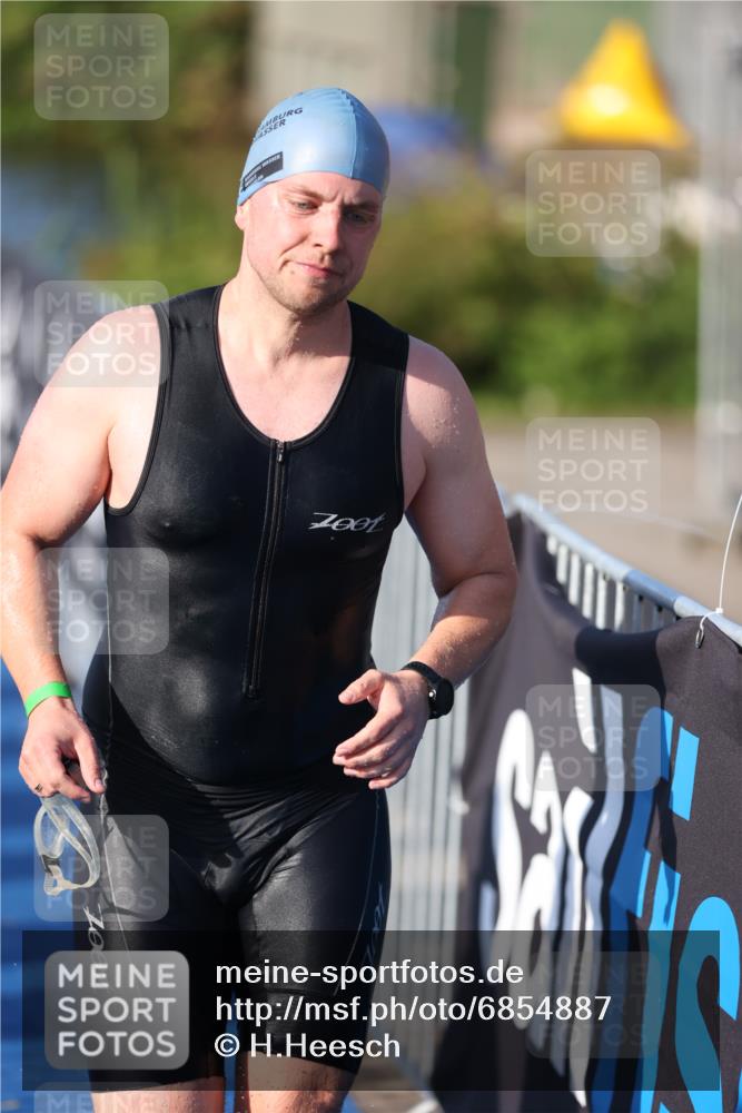 25.08.2024 - Elbe Triathlon Hamburg H.Heesch http://msf.ph/oto/6854887 25.08.2024 09:03:13 Schwimmen 219, 250, 286 meine-sportfotos.de