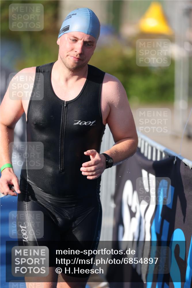 25.08.2024 - Elbe Triathlon Hamburg H.Heesch http://msf.ph/oto/6854897 25.08.2024 09:03:13 Schwimmen 219, 250, 286 meine-sportfotos.de