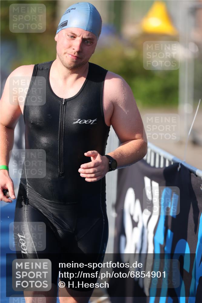 25.08.2024 - Elbe Triathlon Hamburg H.Heesch http://msf.ph/oto/6854901 25.08.2024 09:03:13 Schwimmen 219, 250, 286 meine-sportfotos.de