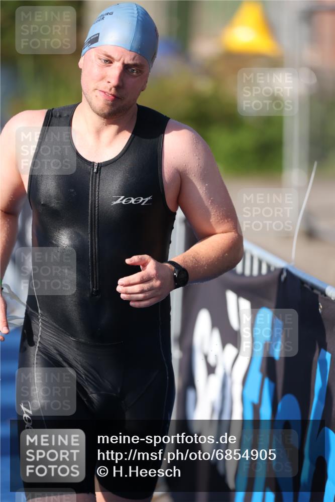 25.08.2024 - Elbe Triathlon Hamburg H.Heesch http://msf.ph/oto/6854905 25.08.2024 09:03:13 Schwimmen 219, 250, 286 meine-sportfotos.de