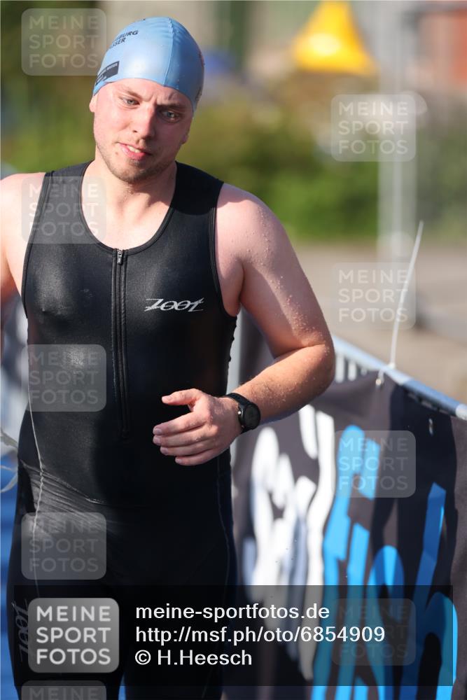 25.08.2024 - Elbe Triathlon Hamburg H.Heesch http://msf.ph/oto/6854909 25.08.2024 09:03:13 Schwimmen 219, 250, 286 meine-sportfotos.de