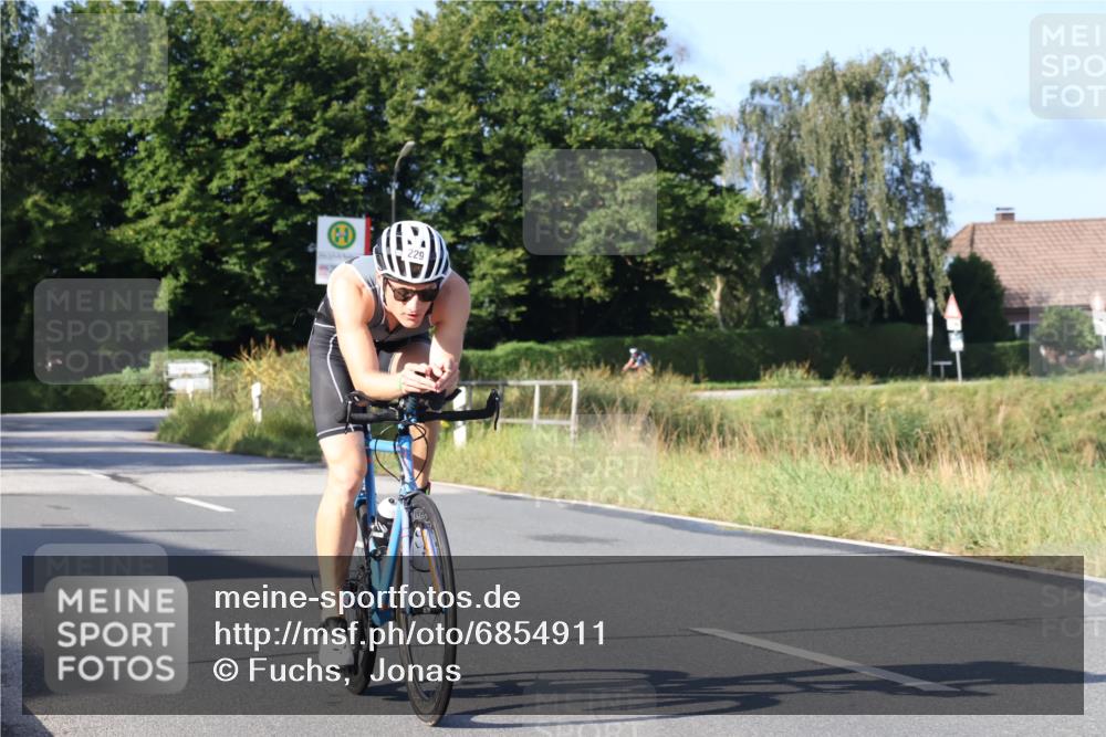 25.08.2024 - Elbe Triathlon Hamburg Fuchs,  Jonas http://msf.ph/oto/6854911 25.08.2024 09:17:58 Radfahren 71, 229, 187 meine-sportfotos.de