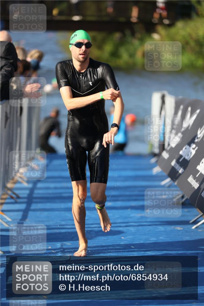 25.08.2024 - Elbe Triathlon Hamburg H.Heesch http://msf.ph/oto/6854934 25.08.2024 09:03:25 Schwimmen 219, 250, 286 meine-sportfotos.de