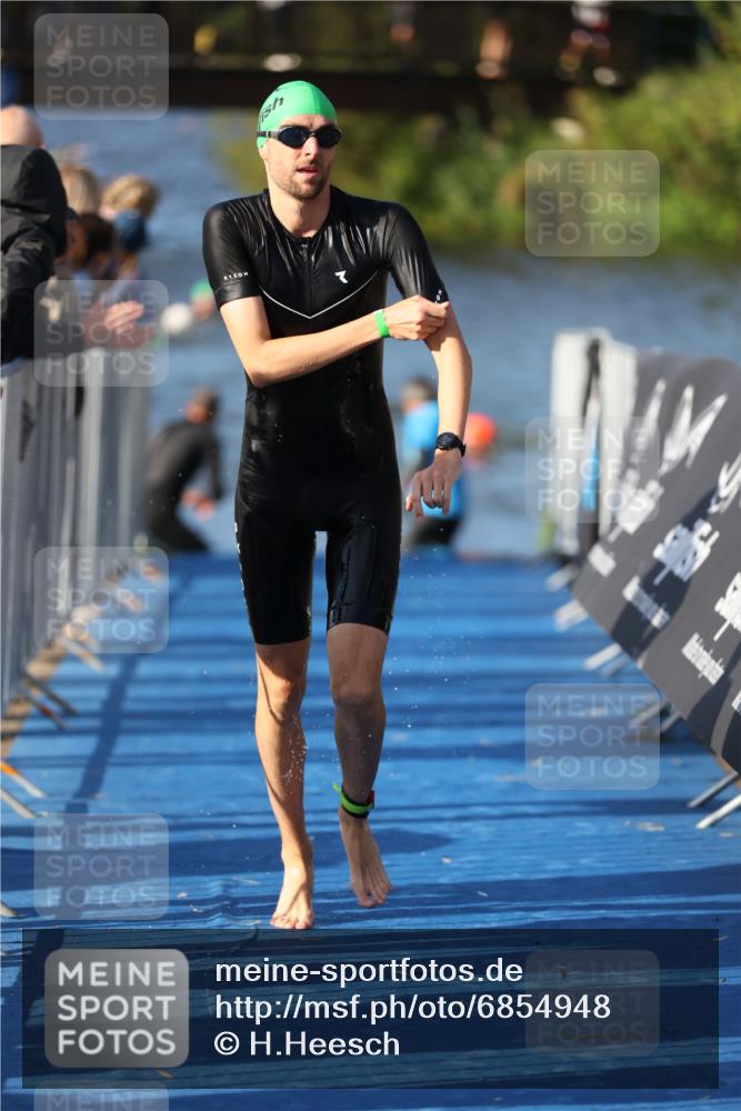 25.08.2024 - Elbe Triathlon Hamburg H.Heesch http://msf.ph/oto/6854948 25.08.2024 09:03:25 Schwimmen 219, 250, 286 meine-sportfotos.de